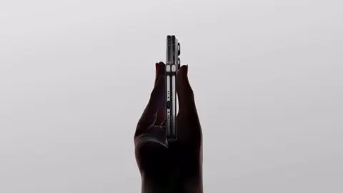 Apple ra mắt điện thoại màn hình gập đầu tiên mang tên iPhone Ultra #iphone #ios #apple #hoangtech 