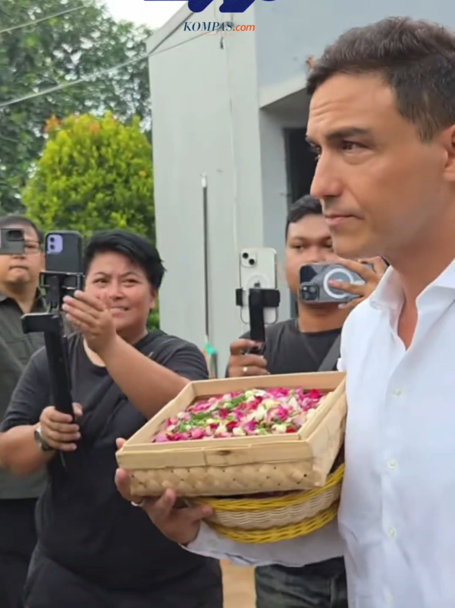 Jenazah ibunda penyanyi Raisa Andriana, Ria Mariaty, dimakamkan di TPM Cinere-Gandul, Cinere, Depok, pada Sabtu (29/11/2025) siang.  Mengenakan pakaian serba putih, Raisa turut mengantar sang ibunda tercinta ke tempat peristirahatan terakhir. Raisa terlihat membawa foto ibunya. Di belakang Raisa, Hamis Daud berjalan mengenakan pakaian putih sambil membawa keranjang bunga. Video: Disya Shaliha #raisa #ibundaraisa #HamishDaud #ibundaraisameninggal 