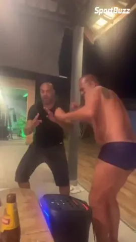 SEXTOOOOU, FAMÍLIA! 🍺😅 Adriano Imperador e Aloisio Chulapa mostrando para você a forma ideal de sextar... 📽 Reprodução/@aloisioapostaganha #adrianoimperador #aloisiochulapa #sextou