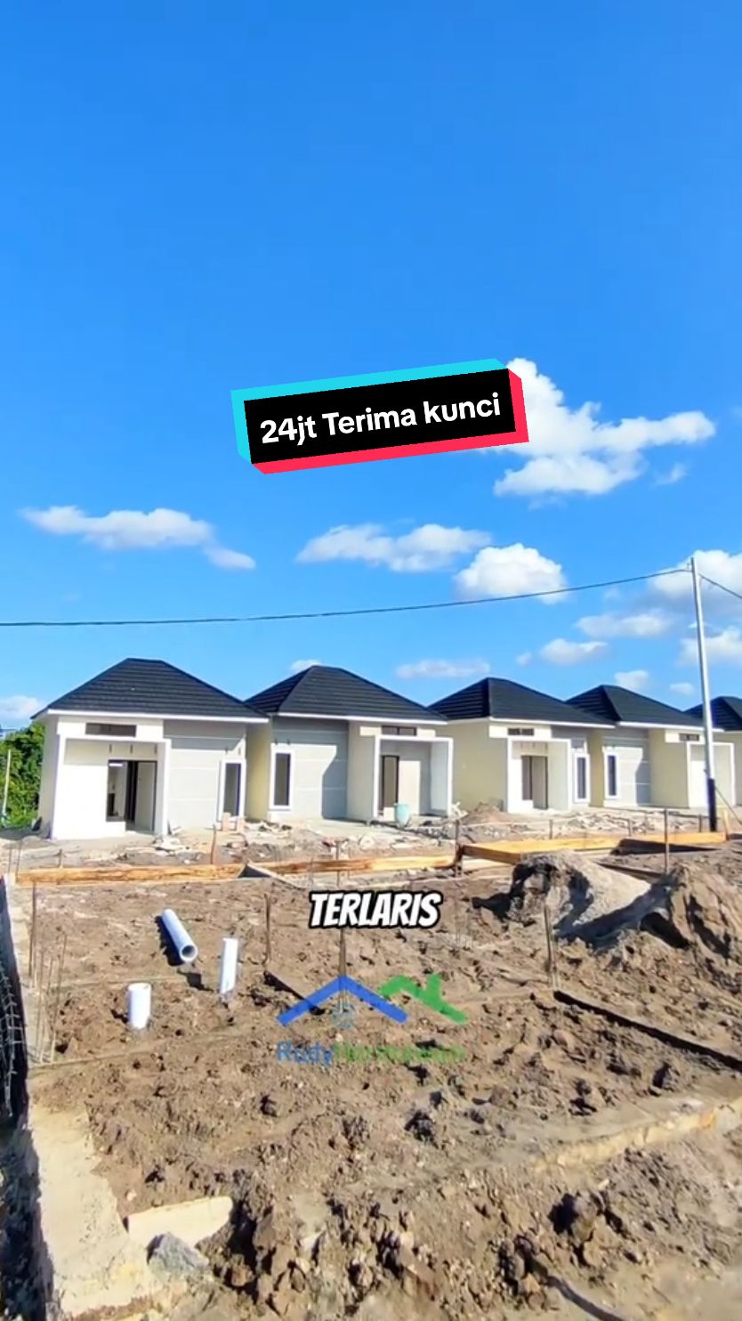Pembangunan baru bagian depan Rumah siap type 42 Ukuran tanah 8 x 15 Harga cash 182jt Kredit DP 24jt Terima kunci Angsuran 1,4jt x 15 thun Angsuran 1,9jt x 10 thun Keunggulan: - Pondasi batu belah - Dinding tinggi 4 meter - Lantai granit 60x60 - Kusen ulin 6 x 12 - Atap baja ringan multiroof pasir - Cat jotun, mowilex, no drop - GARANSI 1 TAHUN 📍 Bundaran obor Sampuraga baru masuk 200an meter Info pemesanan lgsg hubungi nmer dibio #rumahminimalispbun #rumahsubsidipangkalanbun #perumahansampuragabaru #btnpangkalanbun #perumahanpangkalanbun 