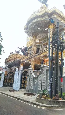 Dapet orderan ke sini,entah daerah mana dah,coba keliling komplek Nemu rumah gede dan mewah beut lah,. ini owner nya usaha apa ya,info2 yg tau barangkali aink bisa jadi murid nya wkwkwk