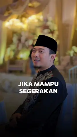 Jika sudah mampu untuk menikah—mampu lahir dan batin, maka jangan terlalu banyak menunda. Sebab di dalam sunnah, pernikahan itu bukan sekadar ikatan cinta, tapi benteng agama dan jalan meraih keberkahan hidup. 🍃 يَا مَعْشَرَ الشَّبَابِ، مَنِ اسْتَطَاعَ مِنْكُمُ الْبَاءَةَ فَلْيَتَزَوَّجْ “Wahai para pemuda, barangsiapa di antara kalian telah mampu (secara lahir dan batin), maka hendaklah ia menikah…” (HR. Bukhari & Muslim) ⸻ Kalau sudah: • mampu menafkahi dengan cara yang halal, • siap belajar menjadi pasangan yang bertanggung jawab, • siap menjaga pandangan dan kehormatan diri, maka segerakanlah menikah — selama calon yang ada baik agamanya dan baik akhlaknya. Menunda tanpa alasan yang jelas kadang justru membuka banyak pintu godaan dan maksiat. Berdoalah sebelum melangkah: “Ya Allah, jika aku sudah Engkau anggap mampu, maka mudahkanlah jalan pernikahanku, pertemukan aku dengan pasangan yang Engkau cintai, dan berkahilah rumah tangga kami dalam taat kepada-Mu.” 🌙 💫 Ebook “Doa-Doa untuk Jiwa yang Ingin Bahagia” 📖 Karya Ustadz Irfan Rizki Haas 🕊 130 halaman doa penyuci hati & penguat jiwa 💬 Termasuk doa sebelum menikah, doa memilih pasangan, dan doa agar rumah tangga dijaga dalam sakinah, mawaddah, wa rahmah 📩 E-book langsung dikirim ke email, Sahabat ✨ 📱 WA: 0851-7999-7020 🔗 lynk.id/haasstore Jika sudah mampu, jangan hanya sibuk menyiapkan pesta, tapi siapkan iman, ilmu, dan doa— agar pernikahanmu bukan hanya indah di foto, tapi juga indah di sisi Allah. #SegerakanMenikah #JikaSudahMampu #MenikahKarenaAllah #DoaBahagia #UstadzIrfanRizkiHaas  
