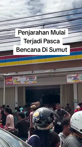 Sejak bencana melanda, warga kesulitan mendapatkan air bersih dan kebutuhan pangan, hingga mendorong warga nekat melakukan penjarahan massal ke sejumlah gerai pasar moderen. Listrik padam dan kelangkaan bahan bakar gas dan minyak kian memeperparah situasi sosial pasca bencana. Selain itu, jaringan telepon dan internet terputus juga turut memicu kepanikan warga. Kondisi ini, disebabkan banjir dan longsor merusak infrastruktur jaringan listrik, serta jalan dan jembatan. Sehingga memutus akses keluar-masuk wilayah Sibolga dan Tapanuli Tengah. Dan, hingga kini, situasinya belum sepenuhnya kembali normal meski pemerintah daerah bersama TNI dan Polri telah berjibaku melakukan penanganan secara bertahap ke lokasi-lokasi terdampak bencana. Balai Besar Meteorologi Klimatologi dan Geofisika (BBMKG) Wilayah I, sebelumnya telah merilis peringatan waspada cuaca ekstrem, per tanggal 22 hingga 27 November. Hampir seluruh daerah wilayah Sumatera Utara, diprakirakan berpotensi terjadi hujan lebat dengan intensitas lebat dan sangat lebat. #sibolga #tarutung #bencana #penjarahan #banjirbandang 