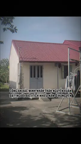 Ngày 28/11, đại diện Công an xã Tiên Hưng (tỉnh Hưng Yên) cho biết, đơn vị đang phối hợp xác minh nhân thân anh Nguyễn Xuân Đạt (SN 1989). Cũng theo vị đại diện này, hôm 27/11, lực lượng chức năng có về làm việc với công an xã, song đến hiện tại mới chỉ có thể xác nhận anh Đạt không có mặt ở địa phương. Trao đổi với PV VietNamNet, bà Nguyễn Thị Miên (mẹ anh Đạt, tên thường gọi là Nhiên) xác nhận con trai bà đã biệt tích suốt 10 năm nay sau khi bố mất, không về, không liên lạc và cũng không có tin tức. Sống trong căn nhà cấp 4 đơn sơ, bà Miên hoàn toàn mất liên lạc với con. Theo bà Miên, hôm 27/11, lực lượng chức năng có đến nắm bắt thông tin về Đạt nhưng chưa thông báo nội dung cụ thể. Hàng xóm cho biết, anh Đạt được người thân ở Hà Nội nuôi dưỡng từ nhỏ, từng có thời gian ở quê và làm công nhân trước khi rời đi biệt tích. #xuhuong #vietnam #nxd #tinhot #hungyen 