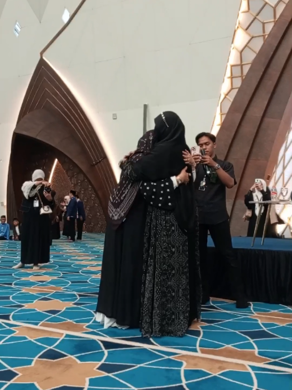 Penyambutan Kehadiran Umma @Ilmia Amalia.,M.Pd.,CPHt.,CNLP di Mesjid Raya Al Jabbar, Masyaa Allah❤️🥰 #kajianhypnotherapy #ummasejutapelukan #aljabbar 