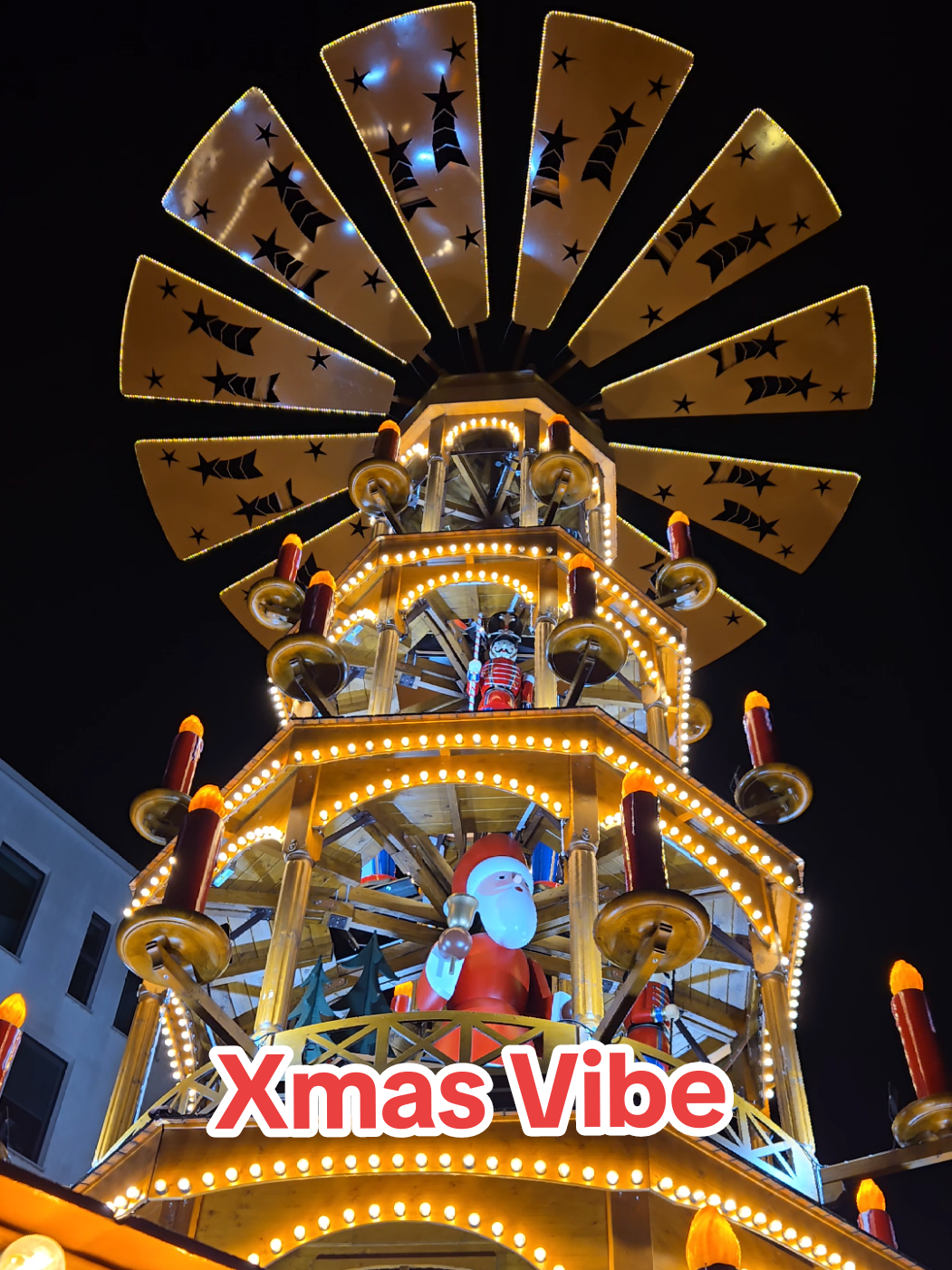 Diese Atmosphäre möchte man einfach nicht enden lassen… 🎄✨ Ich habe Weihnachten in verschiedenen Ländern erlebt, aber in Deutschland fühlt sich dieses Fest besonders warm, herzlich und einzigartig an 🥰🇩🇪 Der Weihnachtsmarkt bringt jedes Jahr diese besondere Magie zurück, die das Herz wärmt und schöne Erinnerungen weckt ✨❤️ #Weihnachtsmarkt #Deutschland #Weihnachtszauber #Weihnachten2024 🎄✨ #creatorsearchinsights 