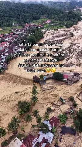 GIMANA SIHH TIM SAR YANG DI SELAMATKAN ORANG YANG TERGENANG SELUTUT SEDANGKAN YANG RUMAHNYA SAMPAI TENGELAM DI BIARKAN ALASANNYA AIR ARUS YANG KENCANG PADAHAL KALIAN BISA MEMAKAI BOAT MESINN 🙄 #fypシ #frayforsumatera #banjir #bencanaalam #fyp 