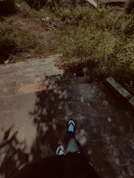 “爱情并不总是喧闹的，有时它只是静静地存在着。” “Tình cảm không phải lúc nào cũng ồn ào, đôi khi chỉ là âm thầm ở lại.”