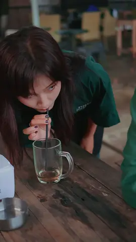 Beli minuman, belum diminum, eh, disosor sama pelayannya duluan. Ngapain ya dia sosor minuman pelanggan? #drama #TikTokTainment #TikTokSeries #viral #trending 