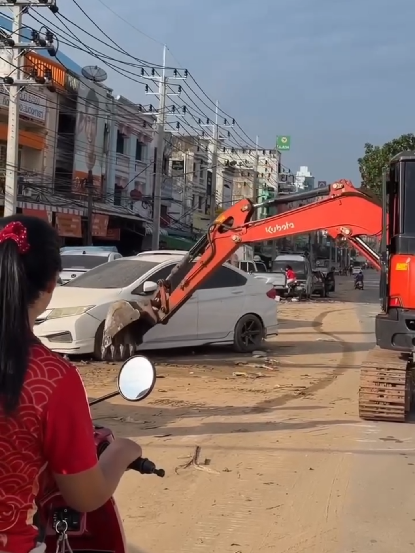 เสียหายหมด! ใช้รถแม็คโครเขี่ยผลักรถให้พ้นทาง - นํ้าท่วมหาดใหญ่
