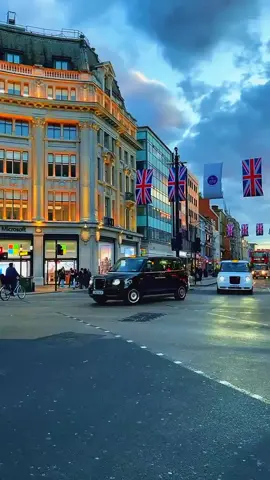 UK London 🇬🇧 Headlights Me : // #london #🇬🇧 #londonlife #unitedkingdom #uk 