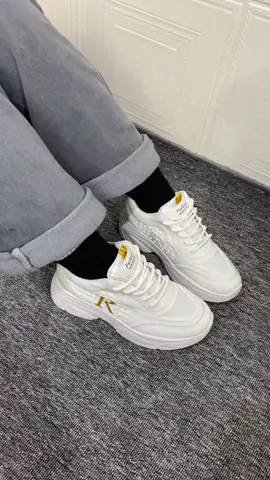 Readystock & harganya diskon dikeranjang kuning 😍🙌🏻 #sneakers #sepatutinggi #sepatuolahraga #sepatuwanita 