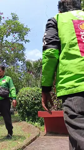 KaMi BerJaLan di BaWah PanAs, HuJan, dan PENILAIAN orang LAIN. Tapi HaNya kaMi yaNg taHu aPa yaNg Harus diperj UANG kan. Dua aPLikasi buKan aLasan — iNi adalah CaraKu BerTaHan. - - - - #ojol #grab #gojek #ojolbersatu #titikbalik 