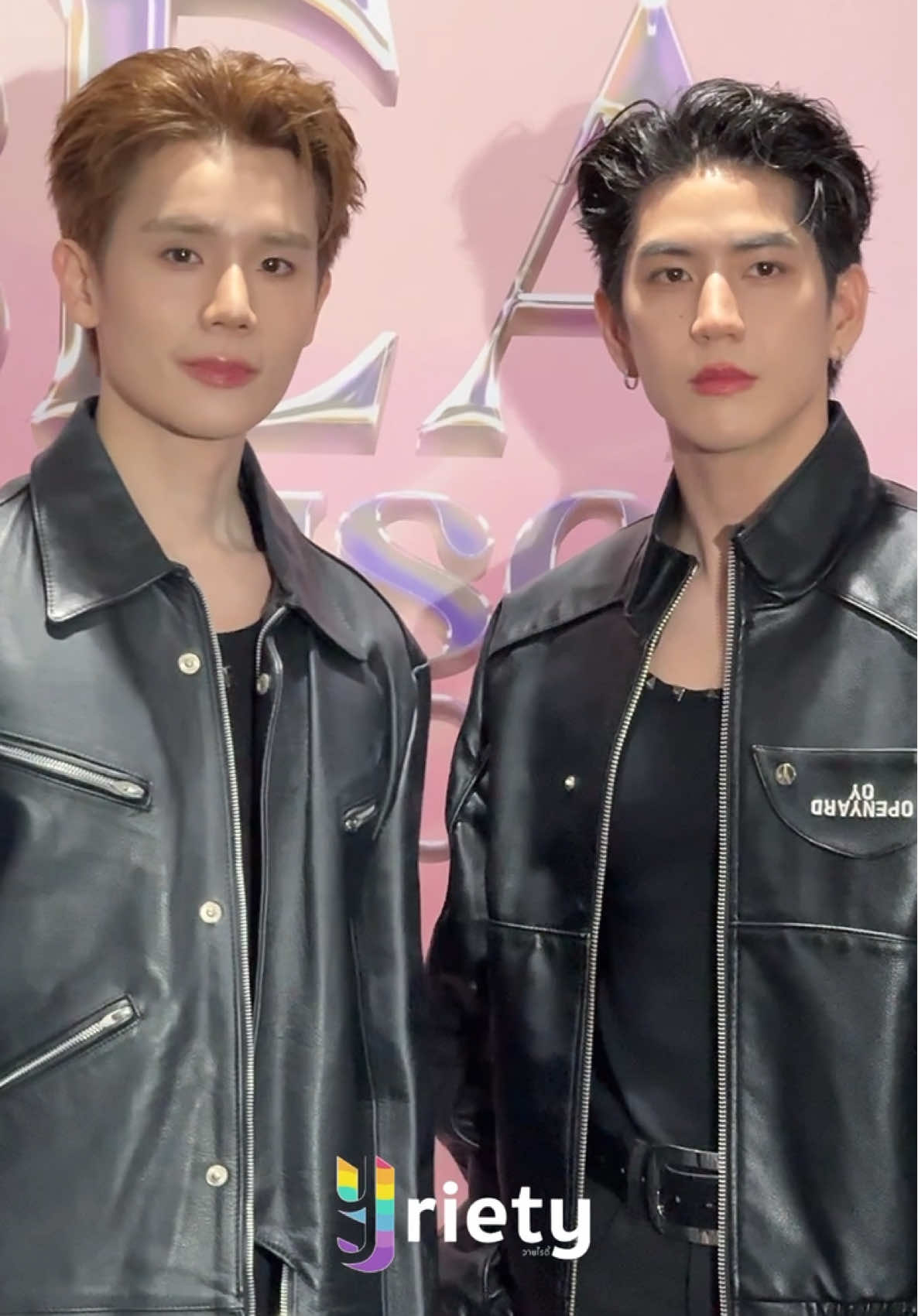 อีกไม่กี่นาทีทุกคนจะได้เจอกับความหล่อของ “จิมมี่ - ซี” #JimmySea ด้วยเนื้อตาแบบ 4K ในงาน “JIMMY SEA DREAMSCAPE FANCON” 💭💗 เตรียมใจให้พร้อมไม่งั้นจะตกหลุมรักเฮียกับหนูซ้ำ ๆ แบบไม่รู้ตัวน๊าา 🤭 #JimmySeaFanconD1 #JimmySeaFancon #JimmySea #Yriety 