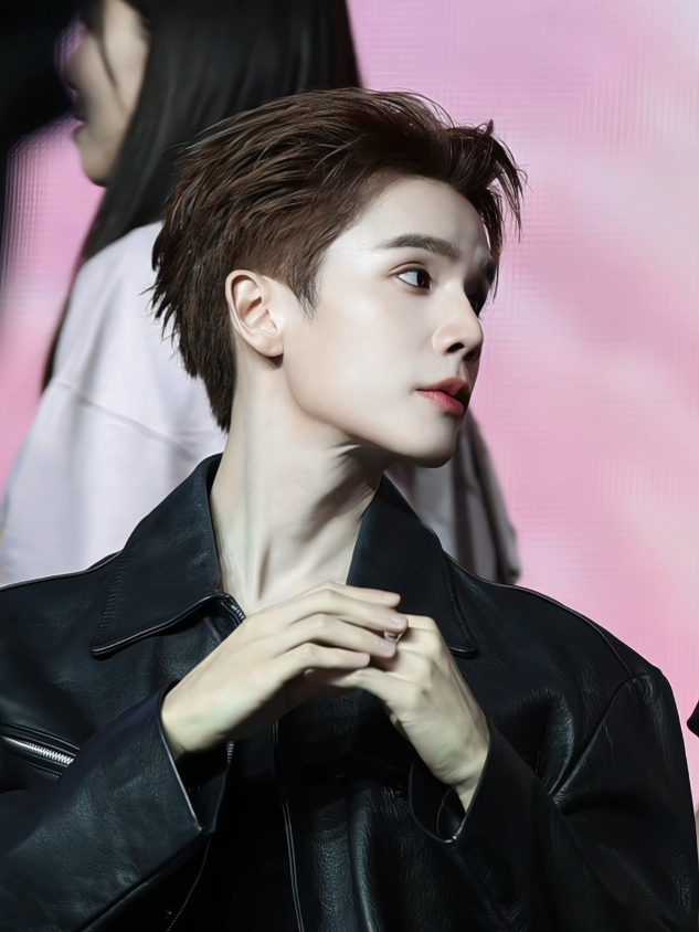 He's so insane with his new brown hair today. Omfg, I'm so obsessed ❤️‍🔥🫠 #JimmySeaFanconD1  #jimmysea #jimmyyjp #sea_tawinan #gmmtv   cr. X (@checkchawder @darlingx98 ) 