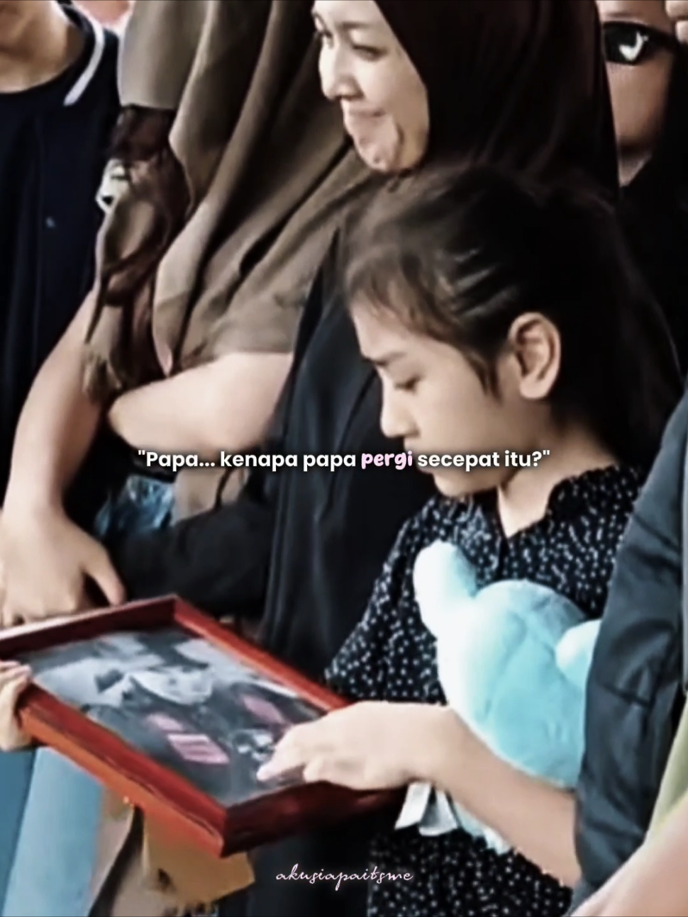 Putri mendiang Gary Iskak saat di pemakaman ayahnya 🥺❤️‍🩹 source : yt Hype  #garyiskak #garyiskakmeninggal #garyiskakkecelakaan #pemakamangaryiskak #anakgaryiskak