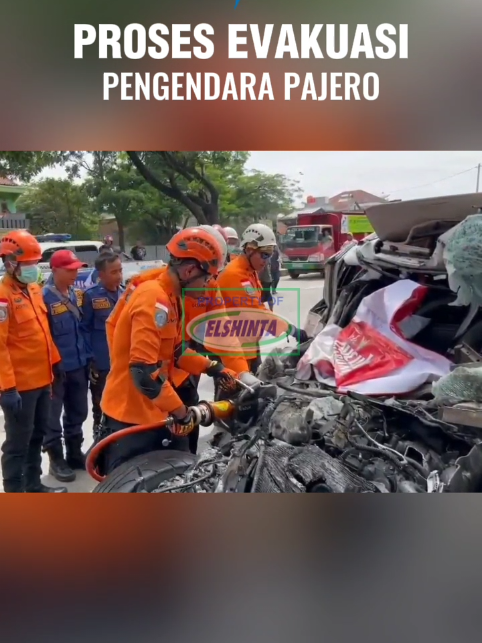 Sekitar 20 menit akhirnya Tim Rescue SAR berhasil mengevakuasi pengendara Mitsubishi Pajero yang terjepit saat terjadi kecelakaan lalu lintas. Demikian dikatakan Kepala Kantor Basarnas Jawa Barat Ade Dian Permana. Dengan peralatan ektrikasi, akhirnya korban atas nama Mohammad Rizki (17) Warga Kecamatan Kawalu Kota Tasikmalaya, Jawa Barat, berhasil dikeluarkan dari ruang kemudi kendaraan, dalam kondisi meninggal dunia dan selanjutnya dilarikan ke RSUD Cikopo Kabupaten Bandung.  Kecelakaan terjadi di ruas Jalan Baru Cicalengka Kabupaten Bandung yang melibatkan Mitsubishi Pajero dengan truk tronton, Sabtu (29/11/2025). Diduga Mitsubishi Pajero menabrak bagian belakang truk, sehingga pengendara Mitsubishi Pajero terjepit. Untuk mengevakuasi korban, petugas Unit Gakum Polresta Bandung harus meminta bantuan Basarnas.