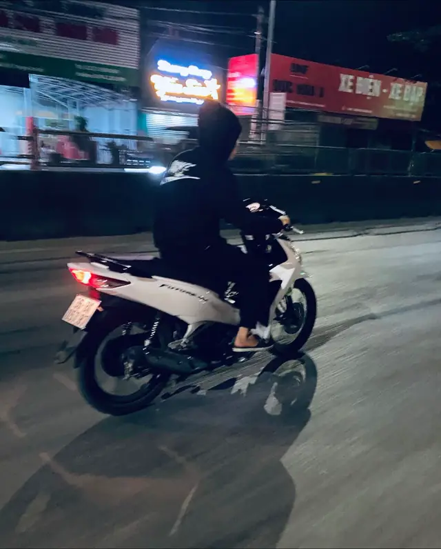 Nắng bỏ đi,nắng ko về nữa. Dốc cạn lòng chỉ thấy những cơn mưa…