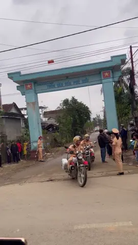 Đồng bào xã.Hòa Thịnh hân hoan chài đón Bác ! 