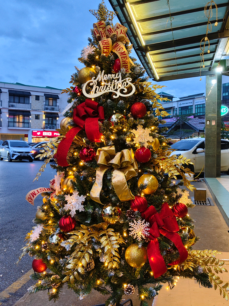CHRISTMAS RED & GOLD SNOW PINE TREE ✨🎄🎅🏻#foryoupage #fyp #christmas2025 #greengalleryrhplaza #christmasdecor2025 