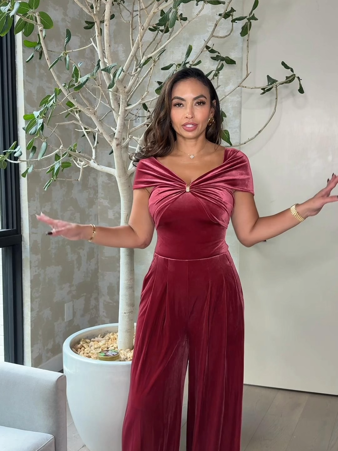 This velvet off-the-shoulder bodysuit is giving holiday glam ✨ #musthave #fashion #blackfriday #bodysuit #popilush #popilushbodysuit