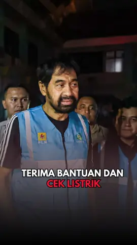 Saya menerima bantuan paket sembako dari PT PLN (Persero) untuk warga terdampak banjir di Aceh, Sabtu (29/11/2025) dini hari. Bantuan tersebut diserahkan secara simbolis di Kantor PLN Unit Pelaksana Pengatur Distribusi (UP2D) Aceh, Merduati, Banda Aceh. Bantuan ini akan disalurkan ke titik-titik yang sangat membutuhkan bantuan logistik. Daerah-daerah yang terdampak banjir seperti Pidie, Pidie Jaya, dan Bireuen sudah kita antar bantuan. Yang ini kita fokuskan ke Aceh Utara, Lhokseumawe, dan Aceh Timur, serta daerah lainnya. Usai penyerahan bantuan, saya juga langsung mengecek kesiapan PLN dalam memulihkan suplai listrik yang terputus akibat banjir besar yang melanda sejumlah kabupaten di Aceh dalam beberapa hari terakhir. #mualem #aceh #gubernuraceh #2025 #banjir 