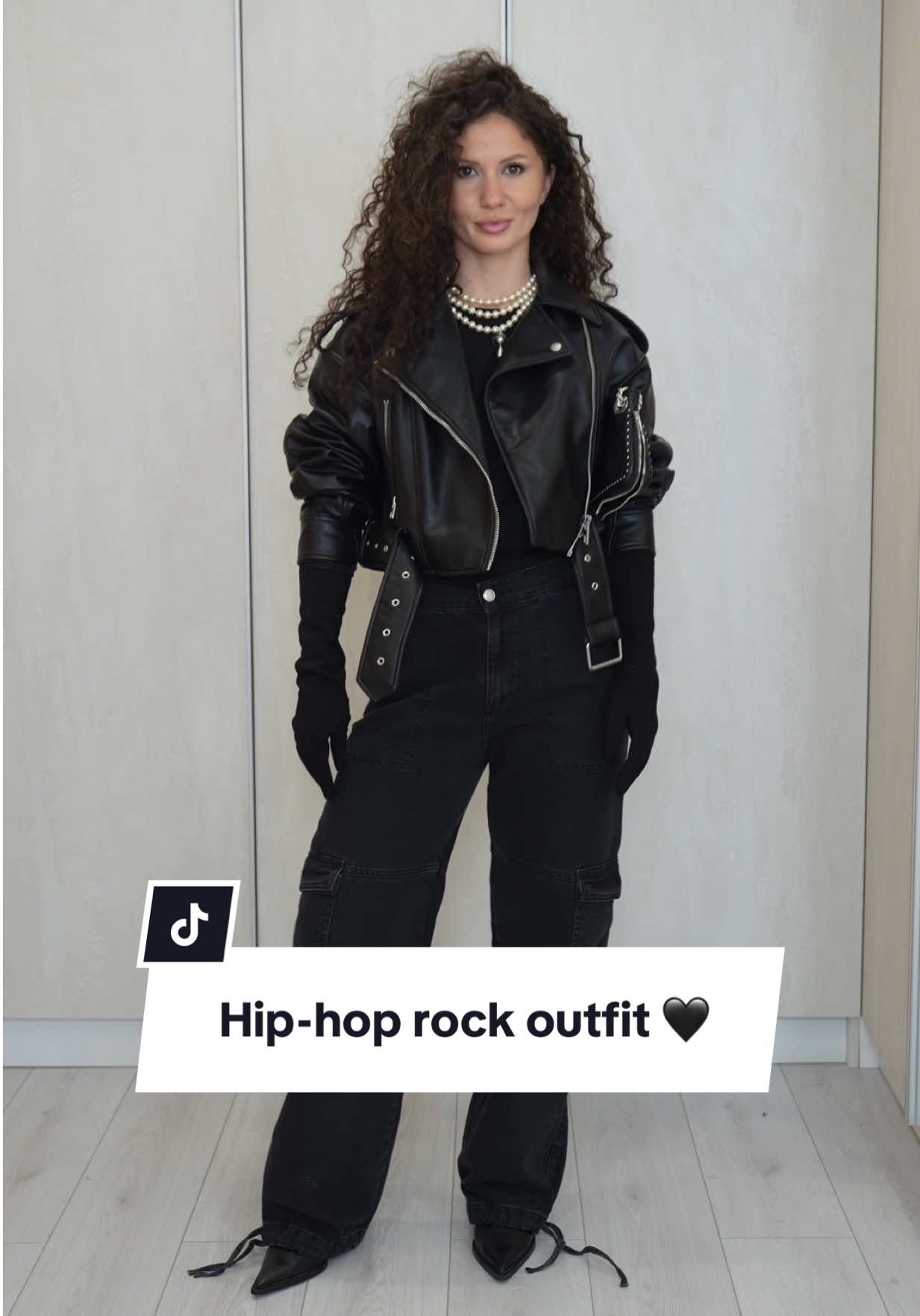 Outfit-ul care ma descrie perfect: pantaloni cargo, perle, manusi si tricoul lui lonut little hip-hop rock energy& (ador si piesa asta) 🖤🖤🖤 #outfitoftheday #dramaoutfit #petite #allblackoutfit #pearls 
