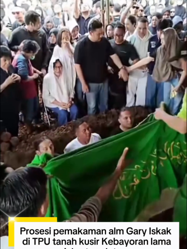 prosesi pemakaman alm Gary Iskak di TPU tanah kusir Kebayoran lama Jakarta Selatan sore ini #garyiskakmeninggal #kecelakaanmotor #fyppppppppppppppppppppppp #artis #berandatiktok 
