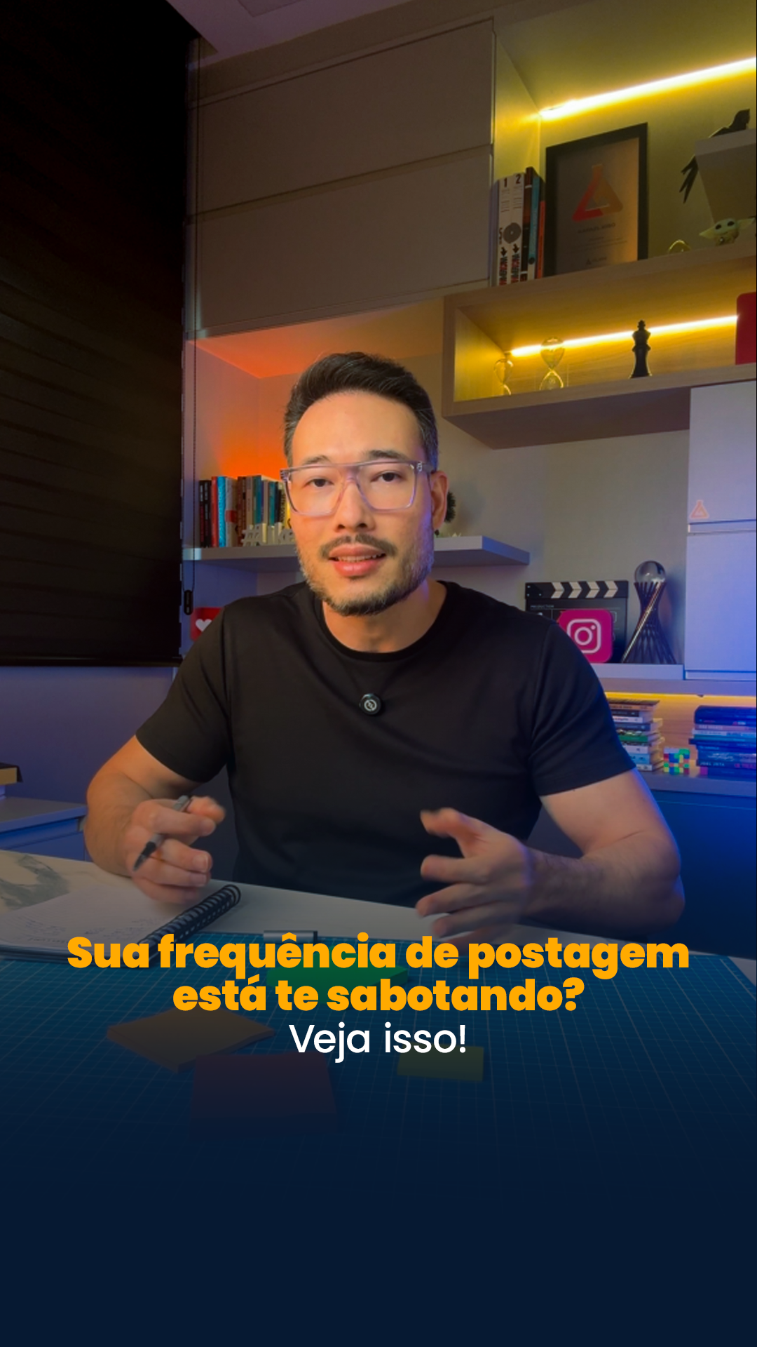 Quantas vezes postar por semana? 📝 Crescer no Instagram não é apenas sobre volume de posts, é sobre quantas vezes você aparece para a mesma pessoa. É isso que constrói lembrança, autoridade e intenção. Um post pode alcançar muita gente, mas só repetição gera memória. E memória é o que transforma seguidores em compradores. 📊 Estudos da Nielsen, Meta e Kantar mostram que aparecer entre 3 e 4 vezes por semana para a mesma pessoa pode aumentar em até 95% a lembrança de marca. O problema é achar que “postar duas vezes por semana” significa ser visto duas vezes. Não significa. O alcance orgânico fragmenta a distribuição, então cada post pode atingir públicos completamente diferentes. Para garantir impacto real, você precisa de frequência, não para postar mais, mas para ser visto mais. 💡 É por isso que postar um conteúdo por dia funciona tão bem: você multiplica as chances de atingir a mesma pessoa mais de uma vez e acelera seu aprendizado. Cada formato cumpre um papel na jornada, e a combinação deles cria consistência de presença, não apenas quantidade de publicação. Faz sentido?