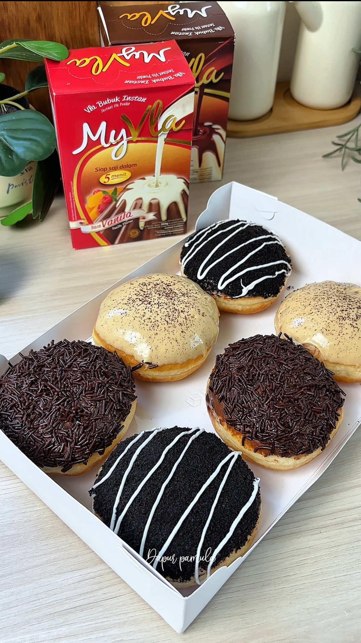 Kalo ada kumpul keluarga atau lagi ada perayaan contohnya tahun baru, gak lengkap rasanya kalo gak ada sesuatu yang di bawa🤭 nih aku kasih ide hampers yang cantik yang diisi donat isi vla yang lumer, karena untuk isiannya aku pakai vla bubuk dari My Vla perpaduan donat yang empuk dengan vla yg lumer sekali gigit aja bikin ketagihan 😋 💕Donat My Vla💕 Bahan donat :  250 gr terigu pro tinggi 25 gr gula pasir 6 gr ragi instan 1 sdm susu bubuk 1 butir telur 125 ml susu cair  30 gr margarin 3 gr garam  Bahan Vla  1 sachet My Vla Cokelat + 150 ml air panas ( agar lebih kental ) 1 sachet My Vla Vanila + 150 ml air panas ( agar lebih kental ) Toping sesuai selera  Happy watching 💕 Selamat mencoba 😋 #DonatMyVla #DonatNextLevel #idehampers 
