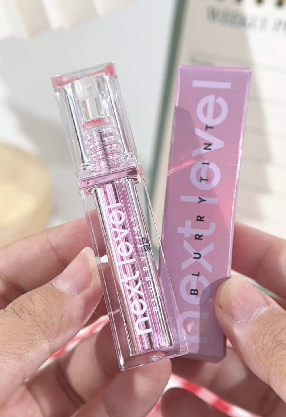 Finishnya velvet dan dibibir terlihat smooth banget! #liptint #hanasui #hanasuinextlevel #blurrytint 
