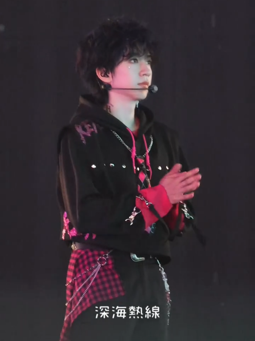 กระต่ายน้อยหนาวแล้ว ถูมือใหญ่เลย🐰❤️ #hejunlin #贺峻霖 #hatuanlam #tnt时代少年团 #tnt_thời_đại_thiếu_niên_đoàn 