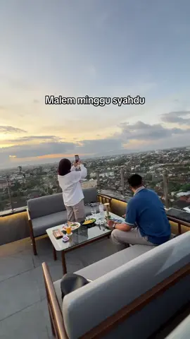 Happy weekend all! Reservasi dulu biar aman seatmu ya! Link on bio 🤳 #jogjaskylounge #rooftopjogja #rooftopbar #citylightjogja 