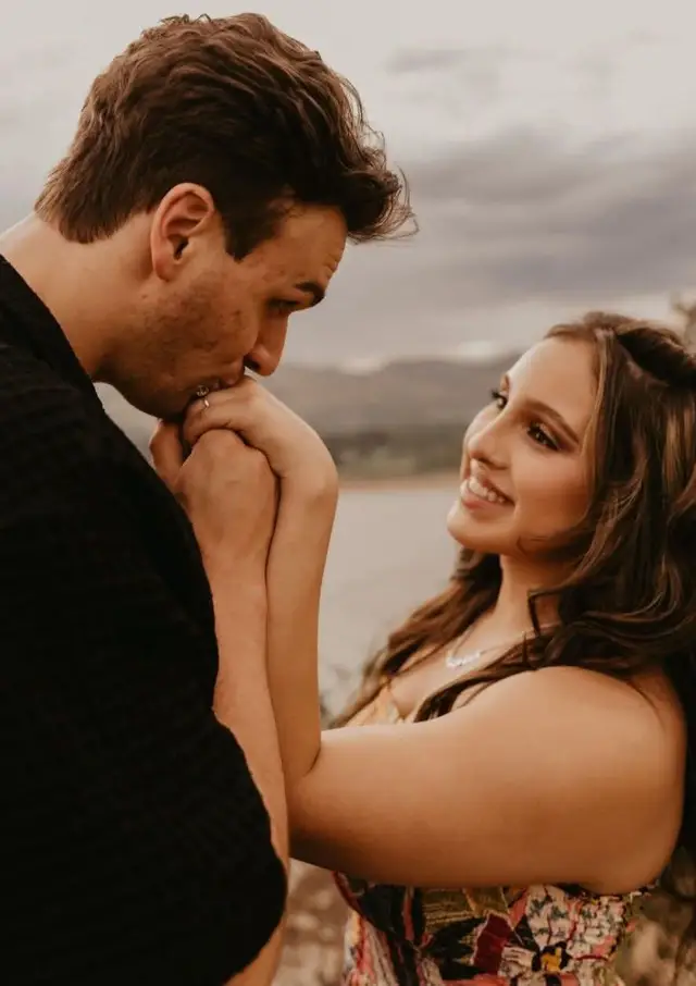 أمـــــــــــــ قلبي ــــــــــــــيرة بقلبي أبصرتك وبعقلي أحببتك, وبذاكرتي رسمتك, يكفيني أن أحس بحبك, وأنتعش بهمسات صوتك, وأسمع دقات قلبك, أعيش الربيع بنظرة عيونك, أحبك, وأشم العبير من روحك, وأبصر الجمال بعيونك, يكفيني أن أراك, في أحلامي وتسمعي كلمات شوقي وسلامي حينها تسكن كل آلامي وأوجاعي وأعيش في خيال أيامي يكفيني أن تكوني حبيبتي يا أمـــــــ قلبي ـــيـرة أحبك, أحبك, أحبك, 💘 يا نور الروح ❣️ يا عشق قلبي 🌹🌹🌹🌹🌹🌹🌹🌹 💖💖💖💖💖💖💖💖 🐎🐎🐎🐎🐎🐎🐎🐎