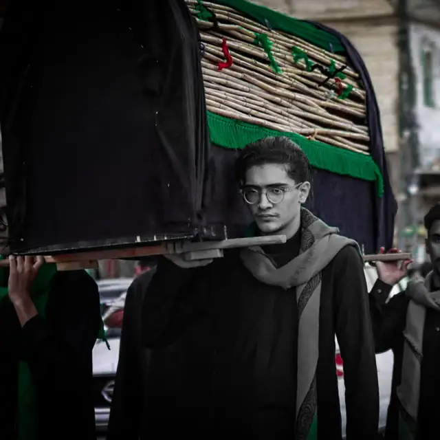 الحمد لله الذي اخرجنا بفضله من ظلمات الجهل والضلال وانار في قلوبنا سبل الهداية وفتح لنا باب الرحمة بولاية محمد وال محمد الحمد لله الذي دلنا على نوره وجعل افئدتنا لا تطمئن الا بذكره ولا تستقيم الا بطاعته ولا تستضيء الا بانوار حججه واوليائه اللهم يا من سبقت رحمته غضبه ويا من شمل خلقه بعطفه نسألك بنور وجهك الذي ملا اركان عرشك وبحق محمد وال محمد ان تجعل لنا في كل لحظة نورا نهتدي به ورشدا نعتصم به ويقينا لا يتزعزع امام فتنة ولا بلاء اللهم ثبت قلوبنا على ولايتهم واحشرنا في زمرتهم ولا تفرق بيننا وبينهم طرفة عين ابدا #معسكر_القائم #هيئه_احباب_القائم #سيد_سلام_الحسيني #الحسين #كربلاء 