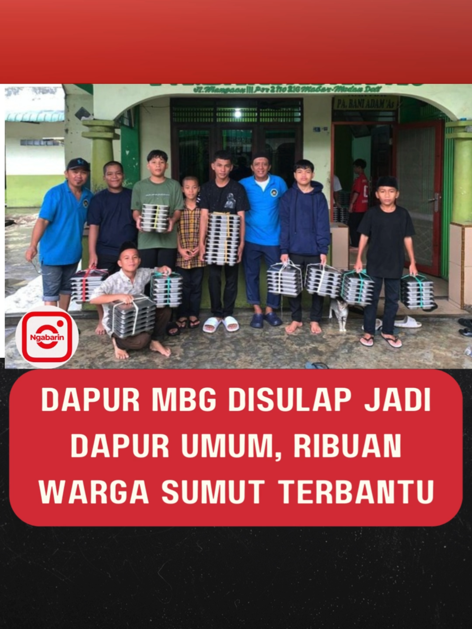 Dapur MBG Disulap Jadi Dapur Umum, Ribuan Warga Sumut Terbantu Banjir besar yang melanda sejumlah wilayah di Sumatera Utara membuat banyak sekolah penerima program Makan Bergizi Gratis (MBG) terpaksa diliburkan. Untuk memastikan bantuan tetap tersalurkan, pengelola Satuan Pelayanan Pemenuhan Gizi (SPPG) mengalihkan fungsi dapur MBG menjadi dapur umum bagi warga terdampak. Kepala Kantor Regional BGN Sumatera Utara, KR Agung Kurniawan, mengatakan kebijakan ini diambil agar stok makanan yang biasanya diberikan kepada siswa dapat langsung disalurkan kepada masyarakat yang sedang kesulitan akibat banjir. “Penerima manfaat dialihkan kepada masyarakat terdampak,” ujarnya. Saat ini terdapat 179 SPPG di 10 kabupaten/kota terdampak banjir. Total 290 ribu paket makanan telah didistribusikan, mencakup wilayah Medan, Padangsidimpuan, Tebing Tinggi, Tapanuli Utara, Serdang Bedagai, Langkat, Sibolga, Tapanuli Selatan, Mandailing Natal, hingga Deli Serdang yang menyuplai hingga 100 ribu porsi. Agung mengakui tantangan distribusi cukup berat karena akses ke wilayah banjir kerap terputus, bahan baku sulit didapat, dan beberapa SPPG bahkan berhenti beroperasi sementara—seperti di Kepulauan Nias akibat penutupan Pelabuhan Sibolga. Meski demikian, seluruh koordinator wilayah dan SPPI tetap turun langsung membantu masyarakat. Atas arahan pimpinan BGN, seluruh SPPG diminta tetap beroperasi meski hari libur untuk memastikan bantuan makanan tidak terhenti bagi warga yang masih terisolasi banjir.#mbg #sumut #banjir