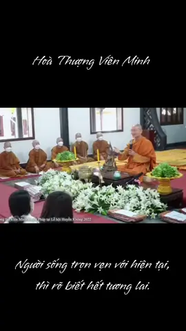Người sống trọn vẹn với hiện tại, thì rõ biết hết tương lai. 🌿 Hoà Thượng Viên Minh  ————————————— #daophat #phatphap #thayvienminh #htvienminh #nammobonsuthichcamauniphat 