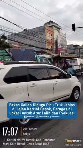 Sebuah truk dilaporkan terperosok di Jalan Kartini, tepat di depan Puskesmas Pancoran Mas, Kota Depok, pada Sabtu (29/11) kejadian sejak sekitar pukul 15.50 WIB. Dugaan awal, roda truk jeblos akibat bekas galian. Akibat insiden ini, arus lalu lintas dari arah Margonda ke Jalan Kartini menuju Citayam mengalami kemacetan. Hingga kini proses evakuasi masih berlangsung. Petugas kepolisian bersama Dinas Perhubungan dikerahkan untuk mengatur arus lalu lintas, sementara mobil derek Dishub sudah berada di lokasi untuk mengeksekusi evakuasi truk agar jalur dapat kembali normal. #infodepok 