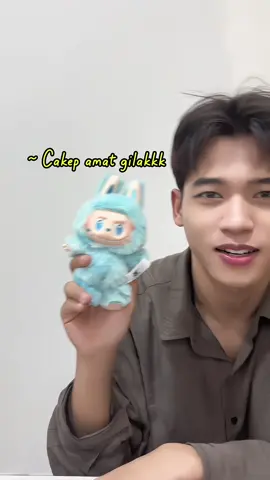 Senyum lo semuaaaa ! akhirnyaa kejadian jugaa labubu kan 😭✌️##fadilfarel #labubu #cute #sweetmoments #creatorsearchinsight 