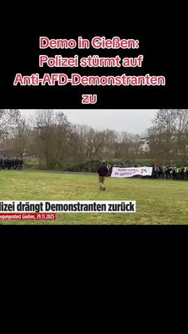 In Gießen eskaliert die Lage. Einigen Demonstranten ist es gelungen, auf die Lahnseite der Hessenhalle zu gelangen. Die Polizei versucht sie mit einem Großaufgebot zurückzudrängen.