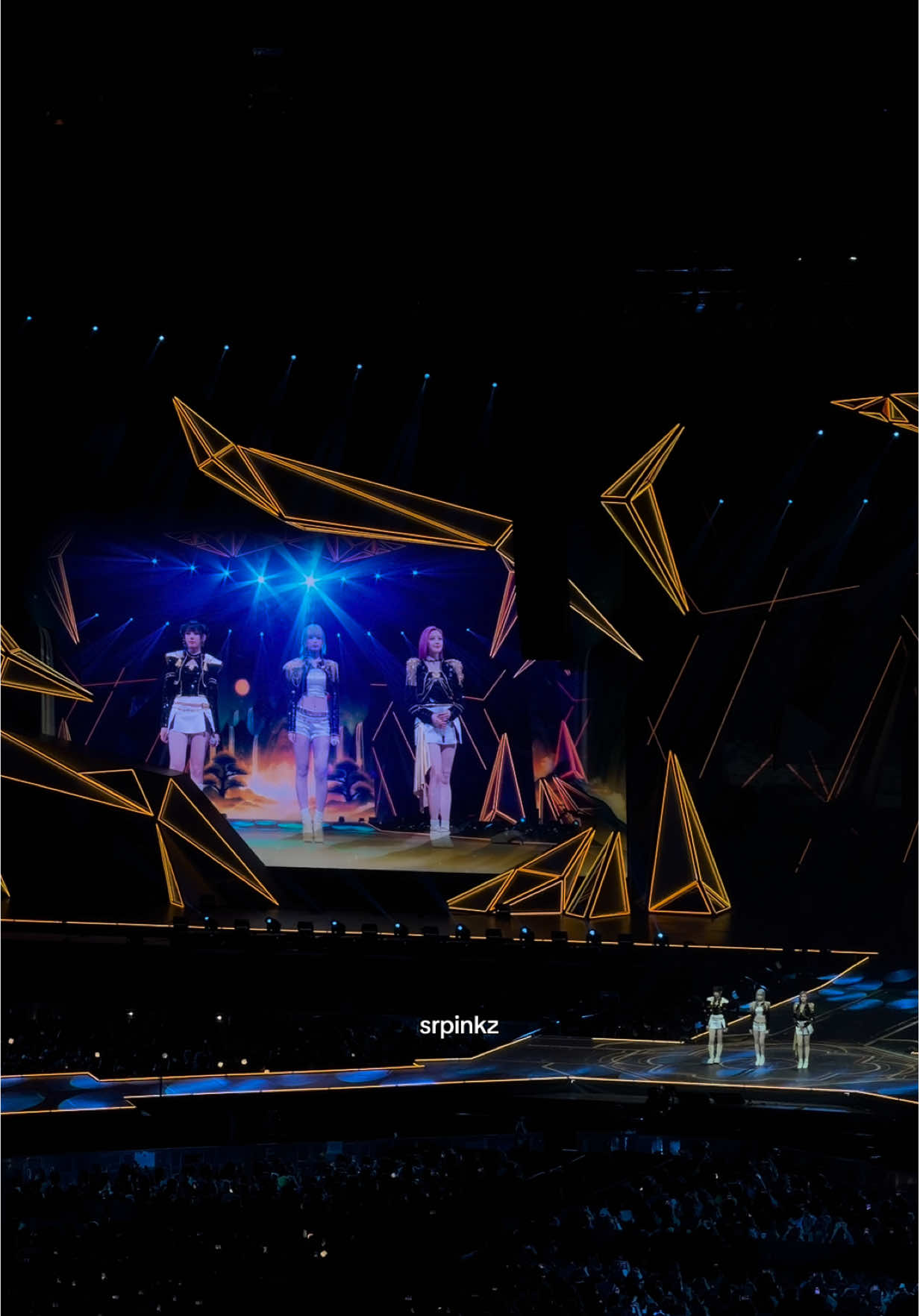 #babymonster performing #kpopdemonhunters ‘GOLDEN’ at #MAMA2025  #fyp #hongkong 