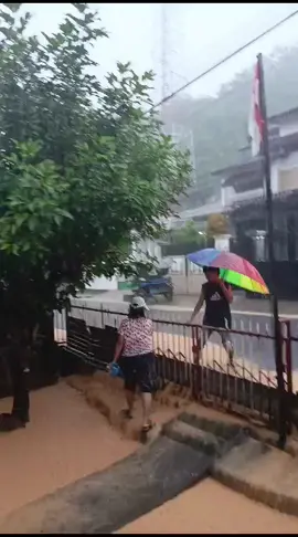 Vidio ini salah satu bukti bahwa Walikota Sibolga serta jajaranya tidak perduli terhadap bencana longsor akibat Galian C Ilegal di jalan Sibuni-buni Kelurahan Angin Nauli Kec. Sibolga Utara. Aktivitas Galian C Ilegal sudah berlangsung bertahun-tahun padahal setiap harinya kegiatan ini dapat terlihat jelas dari Kantor Walikota bahkan hanya berjarak 50 meter dari Kantor Kelurahan#fyp #galianc #lingkunganhidup #longsor #banjirbandang @mutiarasanisarumpaet05_ @kabar_sibolga_tapteng @bpbd.sibolga @bprnbpsibolga @polres.sibolga.na @satreskrimsibolgasumut