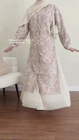 ✨🎀🌙 akhirnya nemu baju lebaran yang bisa dipakai kondangan, event atau daily!! looove bgt sama semua details tunik ini 🥹🤍 dipairing sama rok tule jadi soOo prettyyy #hijaboutfit #outfitinspo #bajulebaran #ramadhan2026 #rekomendasi 