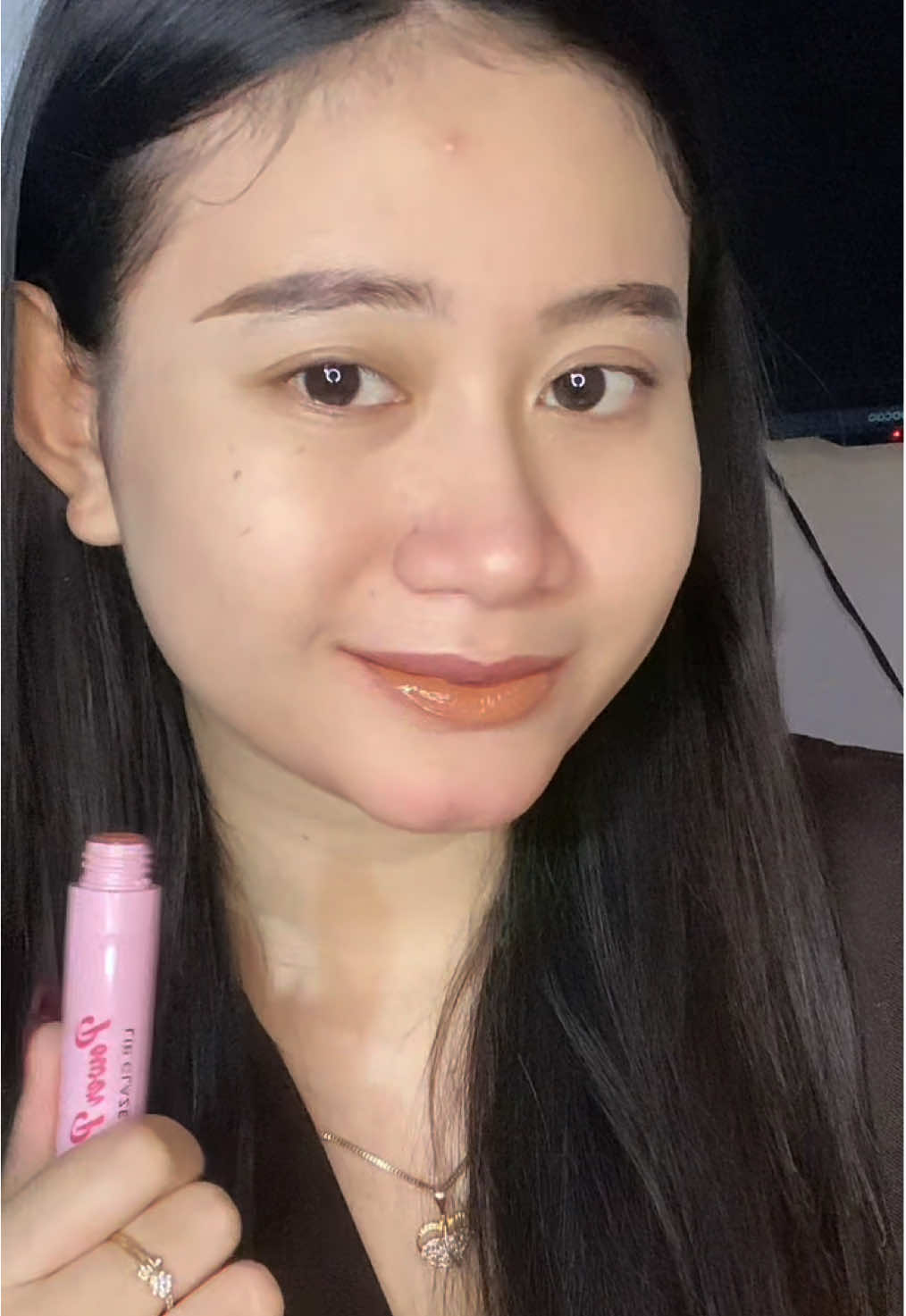 Tiap outfit wajib punya warna yang bedaa @MIZZU Cosmetics  #Mizzucosmetics #BeautifulYouth #Concealer #Lipglaze #PopUpYourEyes 