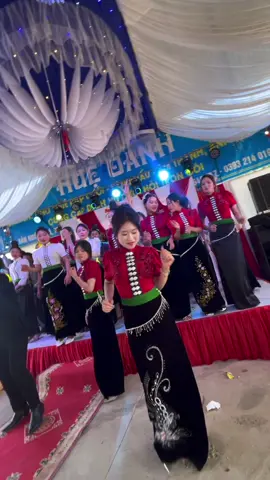 áo đỏ chứng tỏ gi đây😂