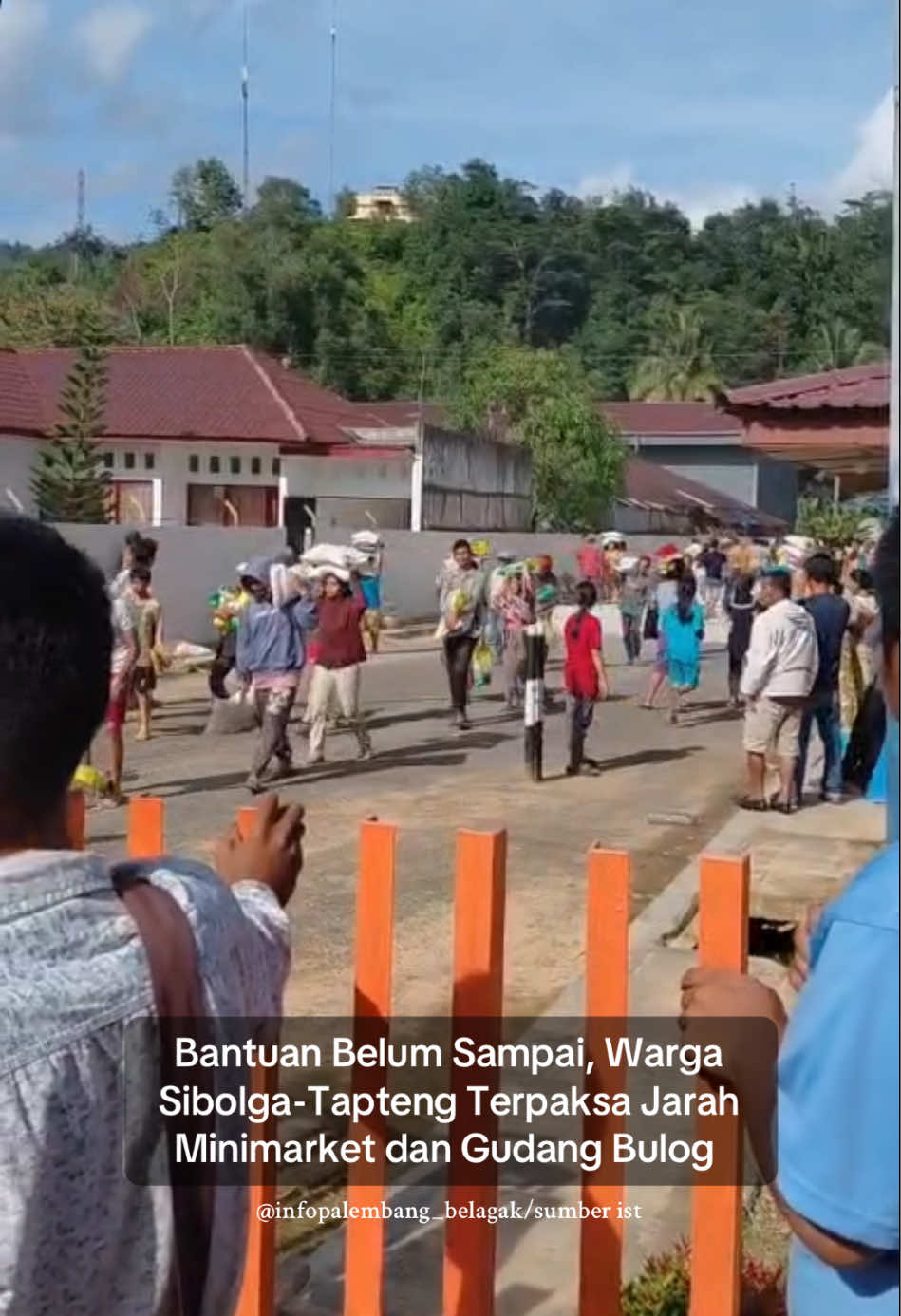 Ratusan warga Sibolga dan Tapanuli Tengah (Tapteng), Sumatera Utara, melakukan penjarahan pada sejumlah minimarket pada Sabtu (29/11/2025). Aksi berlangsung akibat krisis pangan pada kedua wilayah itu akibat banjir bandang dan longsor yang mengisolasi daerah tersebut. Informasi yang dihimpun menyebutkan, penjarahan terjadi karena stok pangan warga menipis sejak akses jalan utama menuju Sibolga dan Tapanuli Tengah terputus. Distribusi logistik belum kembali normal sehingga masyarakat kesulitan memperoleh bahan makanan dan kebutuhan harian. Hingga berita ini diturunkan, pihak pemerintah daerah belum memberi keterangan resmi mengenai penyaluran logistik lanjutan. Warga berharap bantuan pangan segera datang agar situasi tidak semakin memanas. Akibat bencana yang terus menghambat pergerakan distribusi, kondisi sosial di kedua wilayah dinilai rawan meningkat menjadi konflik. #sumut #sibolga #banjir #penjarahan #viral 