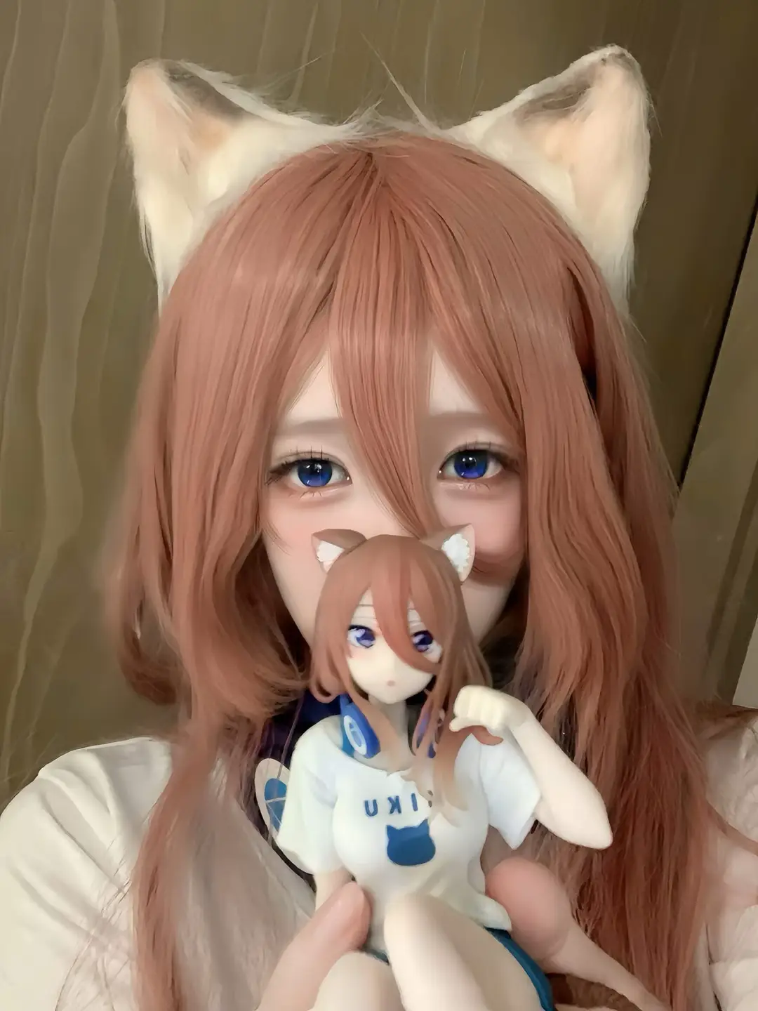 5. Theo dõi lượng chất béo tiêu thụ Thường xuyên theo dõi lượng chất béo tiêu thụ là một trong những thói quen tốt cho sức khỏe và sắc đẹp mà bất kỳ ai cũng nên áp dụng vào cuộc sống hàng ngày. Một số loại chất béo, chẳng hạn như chất béo bão hòa hoặc chất béo chuyển hóa trong các thực phẩm (ví dụ bánh nướng / bánh pizza) có thể làm tăng nguy cơ mắc các vấn đề về tim mạch. Để nhận được lượng chất béo tốt, bạn nên chọn các sản phẩm từ sữa, cá, trứng, bơ hoặc các loại hạt. Đây đều là những thực phẩm giúp cân bằng chế độ dinh dưỡng và cung cấp các chất béo tốt giúp bạn giữ gìn vóc dáng, trọng lượng và ngăn ngừa các rủi ro sức khỏe khác. 6. Uống rượu ở mức vừa phải, tránh lạm dụng Nhiều người cho rằng rượu là một đồ uống gây hại cho sức khỏe, tuy nhiên thực tế việc uống rượu ở mức vừa phải lại mang đến nhiều lợi ích bất ngờ. Đây cũng được xem là một trong những thói quen tốt cho sức khỏe và sắc đẹp của cả nam và nữ giới. Theo chuyên gia, nam giới nên uống không quá 2 ly rượu mỗi ngày và 1 ly đối với nữ giới. Việc uống rượu ở mức hợp lý sẽ giúp bạn cải thiện sức khỏe tim mạch, tăng cường đời sống tình dục và giảm sự căng thẳng. #trạmbốcxếpkentrần #cosplayergirlコスプレ女子 #ticktoksouthafrica #xuhhhhhhhhhhhhhhhhhhhhhhhhhhhhhhhhhhhh #cosplayergirl #xuhuongtiktok2025☘️🍀♥️ #suckhoechomoinguoi😍 #suckhoechomoinguoi🍀 #cosplayergirls #girlfriend #cosplayanime #girlsxinh 