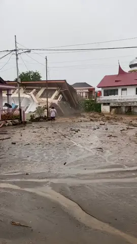 Detik Detik rumah rubuh terbawa banjir bandang  #prayforSUMBAR #padaruman #bencanaalam #trending #fyppppppppppppppppppppppp 