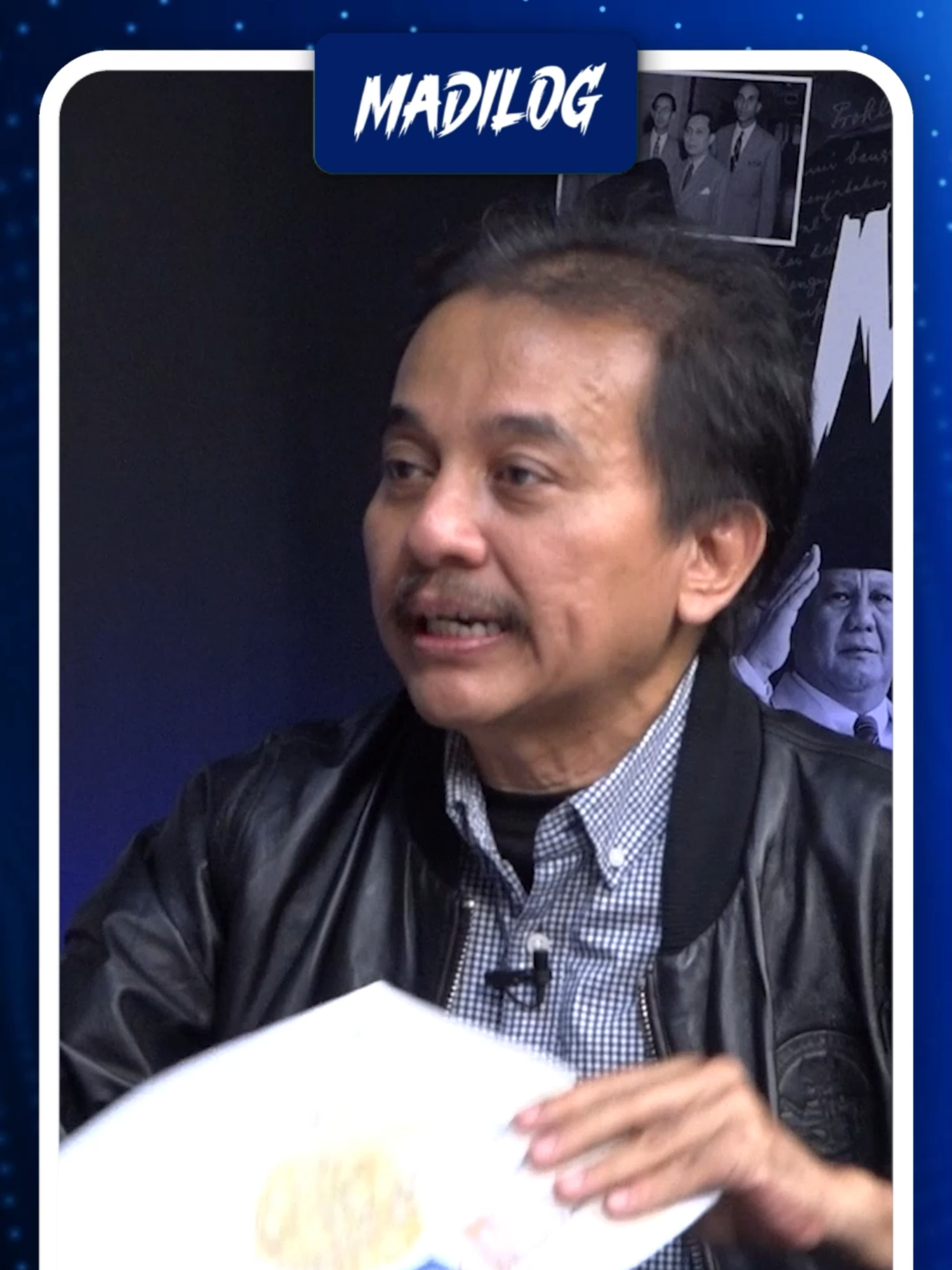 ROY SURYO: NASIB KAMI DITENTUKAN AHLI YANG TAK BISA BEDAKAN IJAZAH ASLI DAN PALSU Wakil Ketua Umum Jokowi Mania (JoMan) Andi Azwan menunjukan ijazah Presiden ke-7 Joko Widodo (Jokowi) yang ia klaim asli. Benarkah ijazah tersebut asli? Darimana Andi Azwan mendapatkannya? Apa sikap Roy Suryo CS terhadap ijazah Jokowi yang ditunjukkan Andi Azwan? Podcast Madilog Forum Keadilan berikut ini mengupas pertanyaan-pertanyaan tersebut secara kritis dan mendalam bersama narasumber yang ahli di bidangnya.* Host: Darmawan Sepriyossa - Jurnalis Senior Narasumber: Roy Suryo - Pemburu Ijazah Jokowi & Gibran #roysuryo #roysuryocs #andiazwan #jokowimania #ijazahjokowi #ijazahpalsu #drtifa #kontroversiijazah #pemburuijazah #madilog #podcastmadilog #darmawansepriyossa #beritapolitik #skandalpolitik #isujokowi #gibran #gibranrakabuming #updatepolitik #beritaindonesia #dailynews