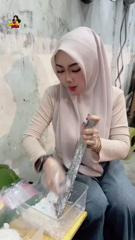 Nek ancene wes gak gelem tak sayang yo kene tak parut wae cah🤣 Ketan buka pukul 14.30-23.30 wib Jln. Prof. Muh. Yamin, Diwek, Balong Besuk, Kec. Diwek, Kabupaten Jombang, Jawa Timur 61471 Share Loc/G-maps: @Rumi Wheels 